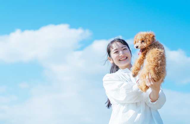 犬を抱く女性