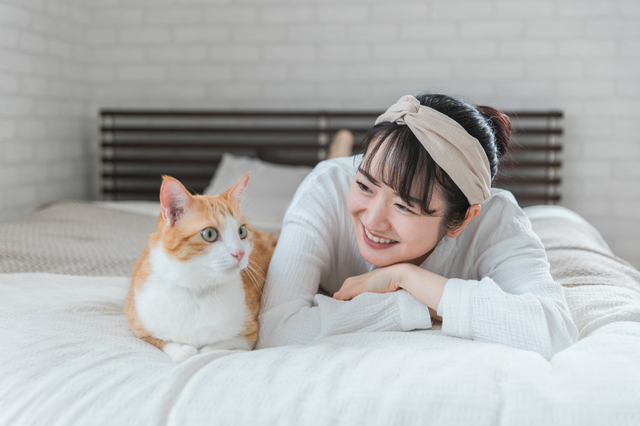 猫と女性