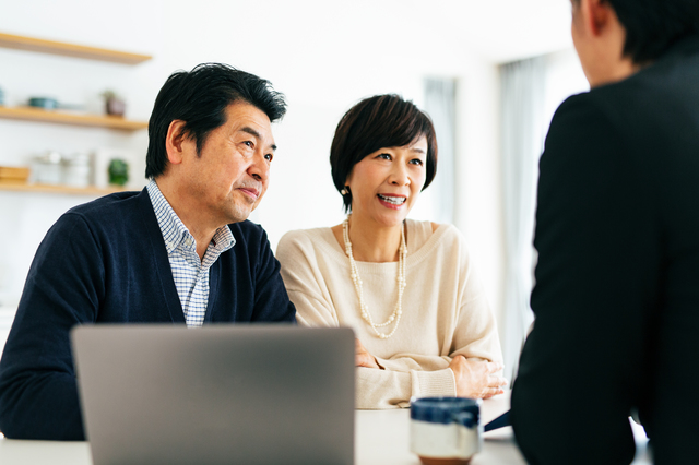 相談する夫婦